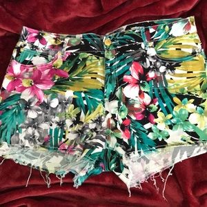 Nicki Manaj floral shorts
